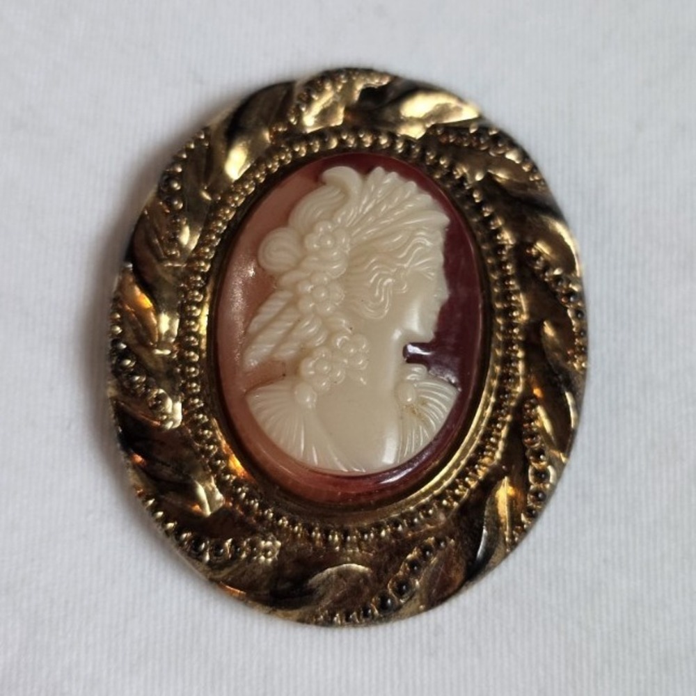 Vintage Gold‎ Tone Oval Cameo Pendant Victorian Style Lady Portrait Brown Cream